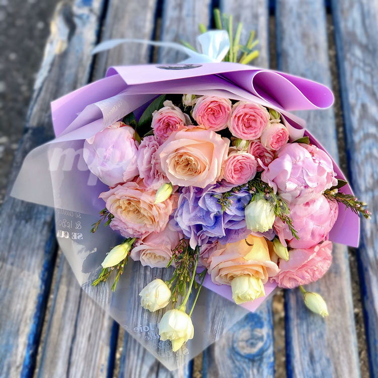 Букет из роз и пионов (на скамейке)