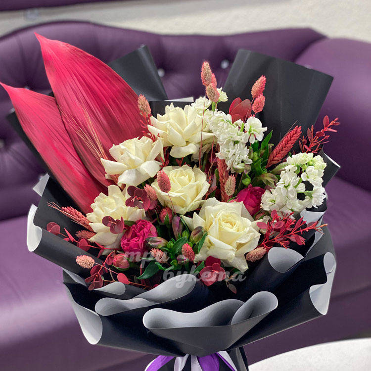 Букет из роз и пшеницы (крупный план)