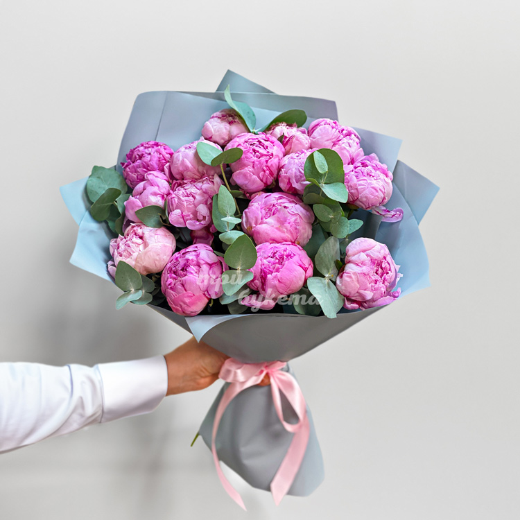 Букет из 15 розовых пионов