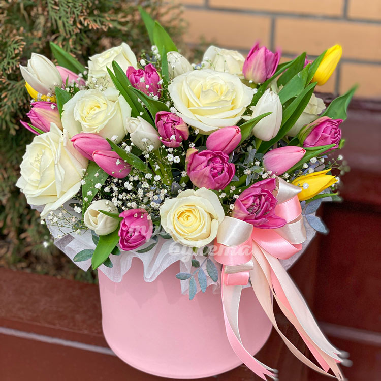 Розы и тюльпаны в коробке (на клумбе)