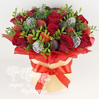 Клубника и цветы в шляпной коробке