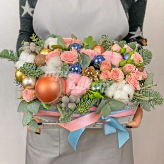 Розы в новогодней коробке