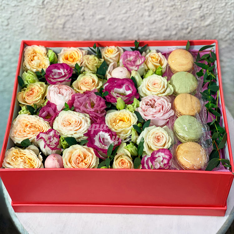 5 макарун с эустомами (крупный план)