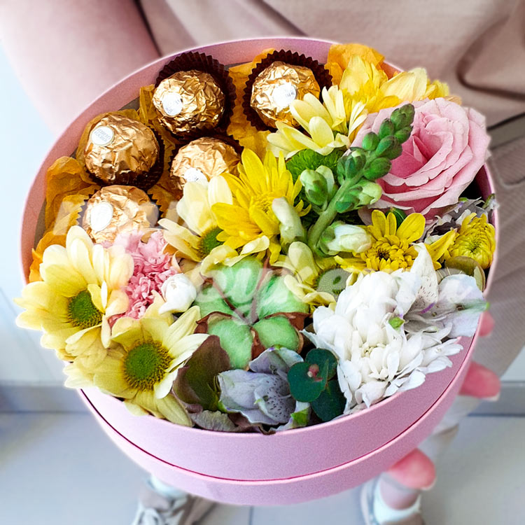 Ferrero Rocher и диантусы в коробке