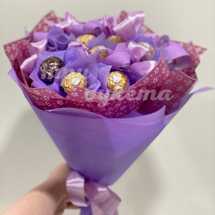 Букет из 15 конфет Ferrero Rocher (вид сбоку)