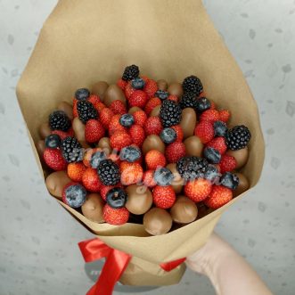 Букет клубники в шоколаде и ежевики