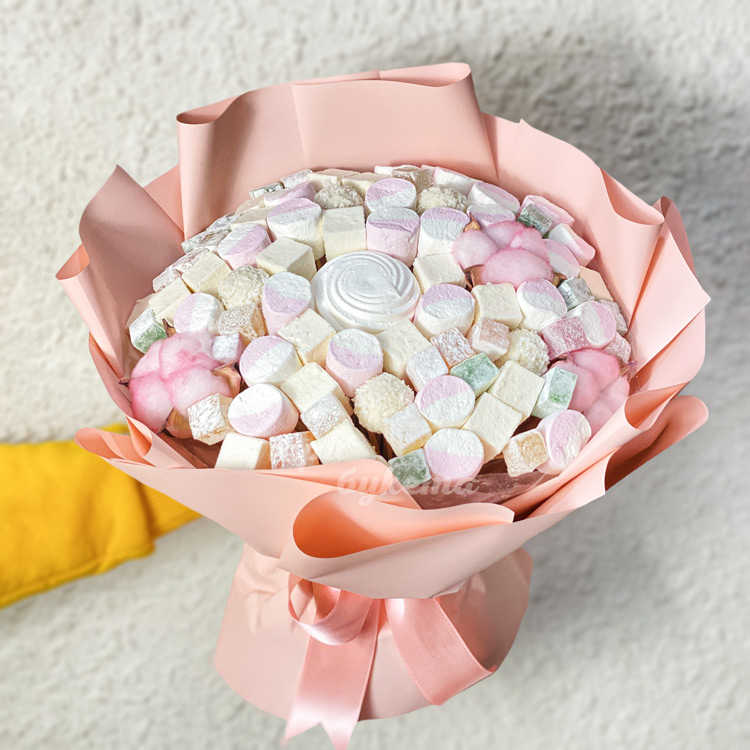 Букет из маршмеллоу и Raffaello (на фоне стены)