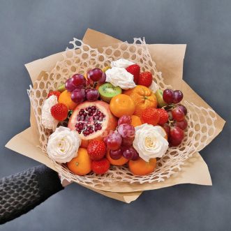 Букет из мандаринов, клубники и роз