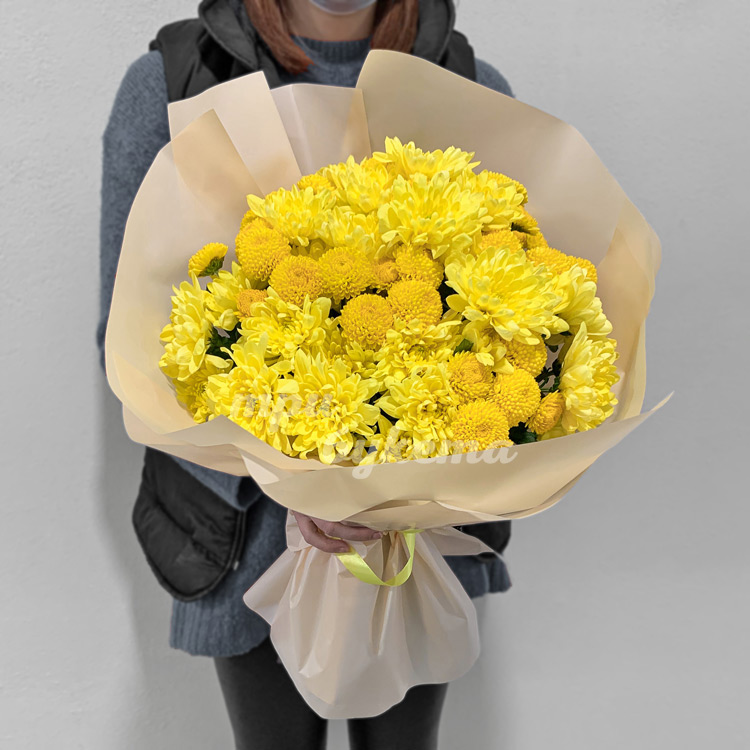 Букет ярких кустовых хризантем