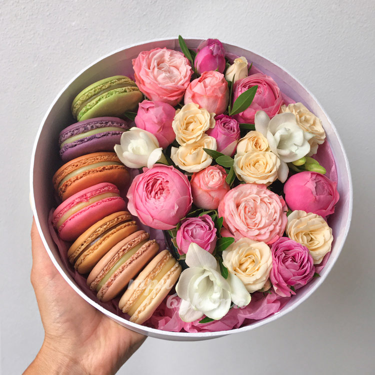 Фрезии и розы с макарунами в коробке