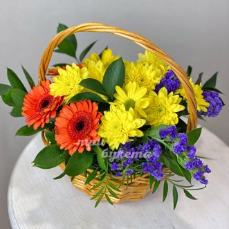 Корзина хризантем и лимониума