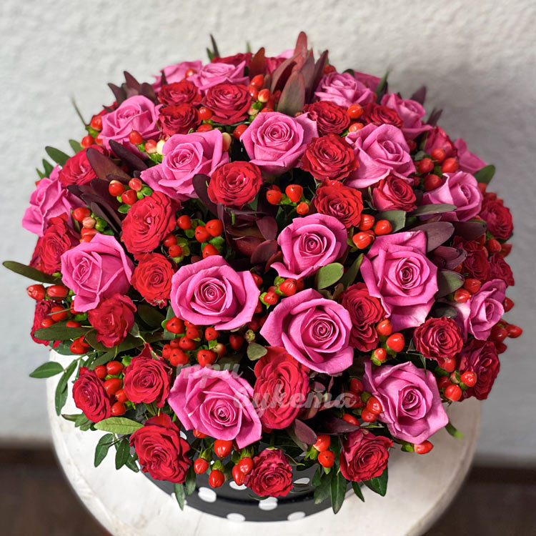 Пурпурные розы с гиперикумом в коробке (вид сверху)