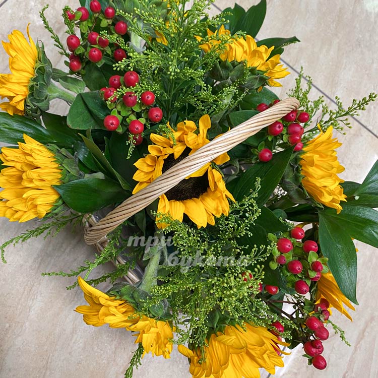 Корзинка с подсолнухами и зеленью (вид сверху)