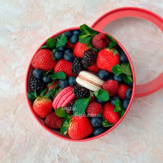 Коробочка клубники, ягод и макарун