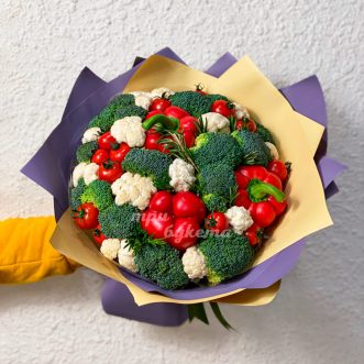 Мужской букет из томатов и брокколи