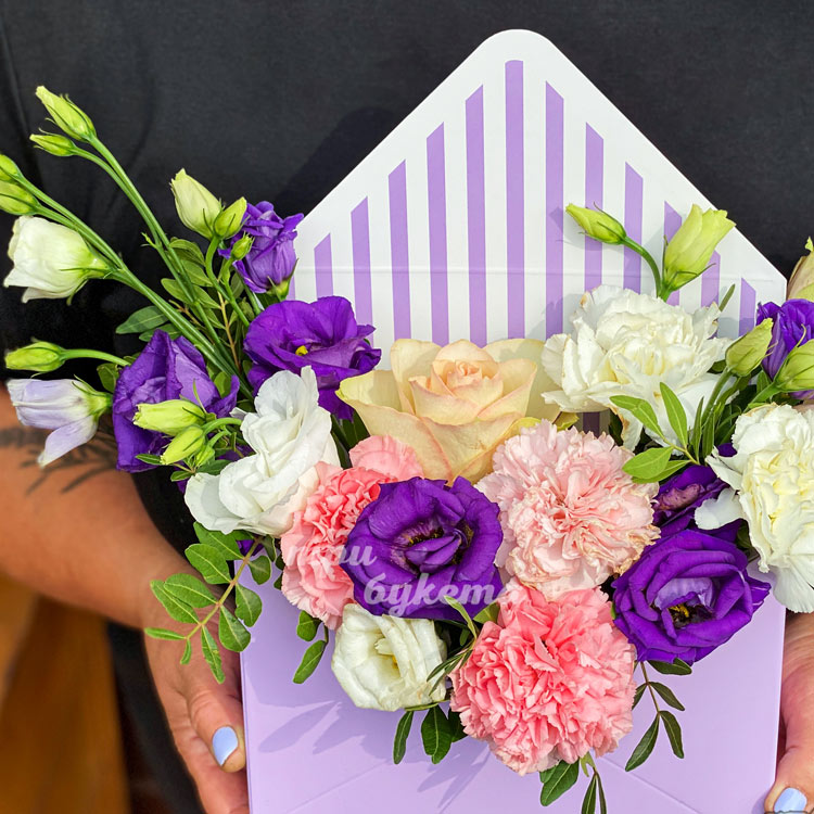 Коробочка с эустомами и гвоздиками (крупный план)