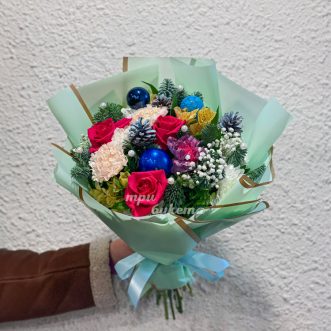 Зеленый новогодний букет с цветами