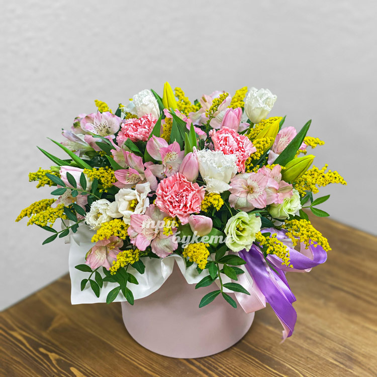 Тюльпаны, гвоздики и альстромерии в коробке