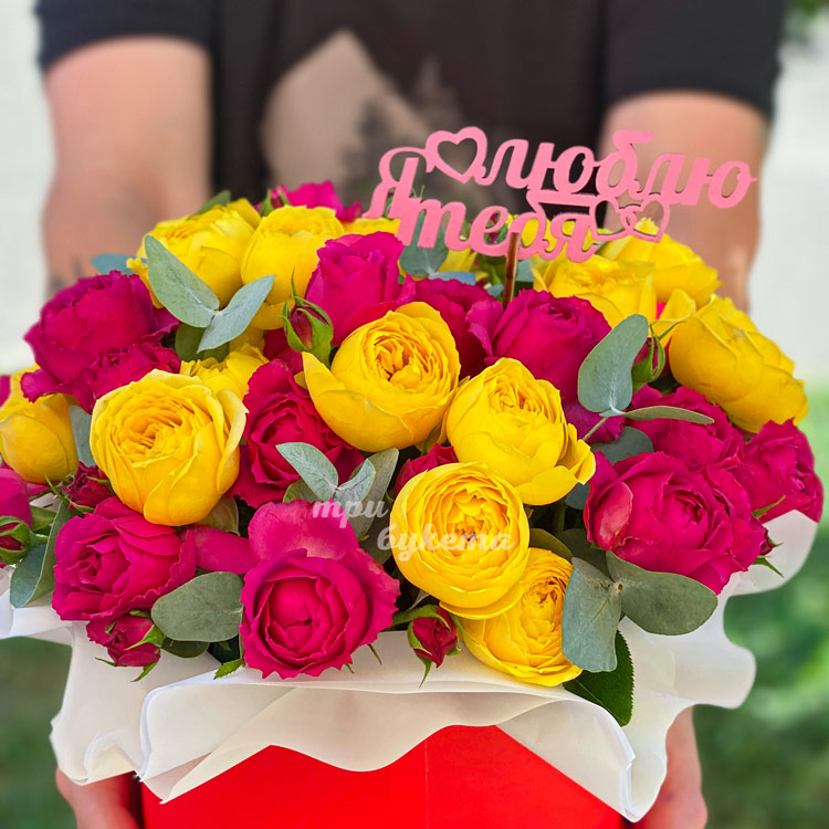 Шляпная коробка пионовидных роз на 8 марта (крупный план)