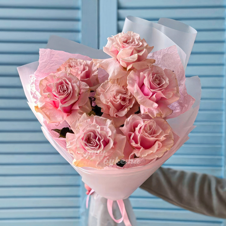 Букет из 7 французских роз Пинк Мондиаль (крупный план)