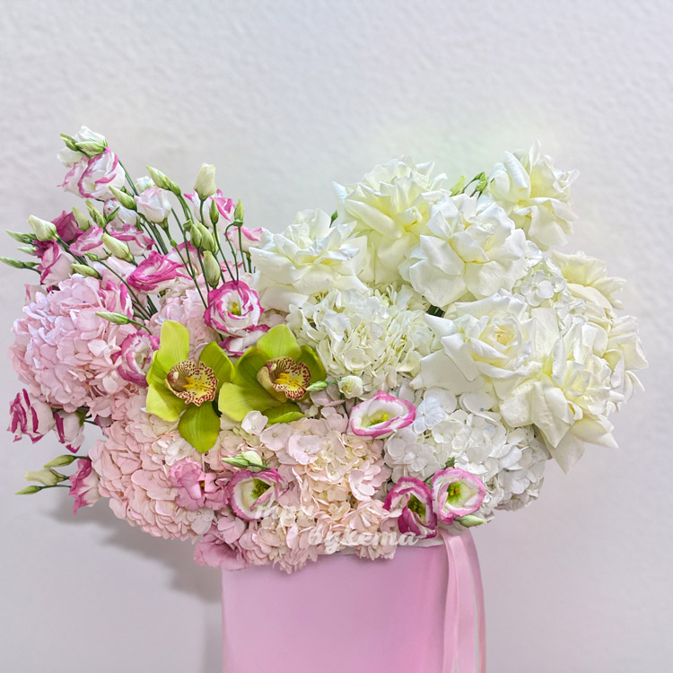 Коробка гортензий, эустом и французских роз (крупный план)