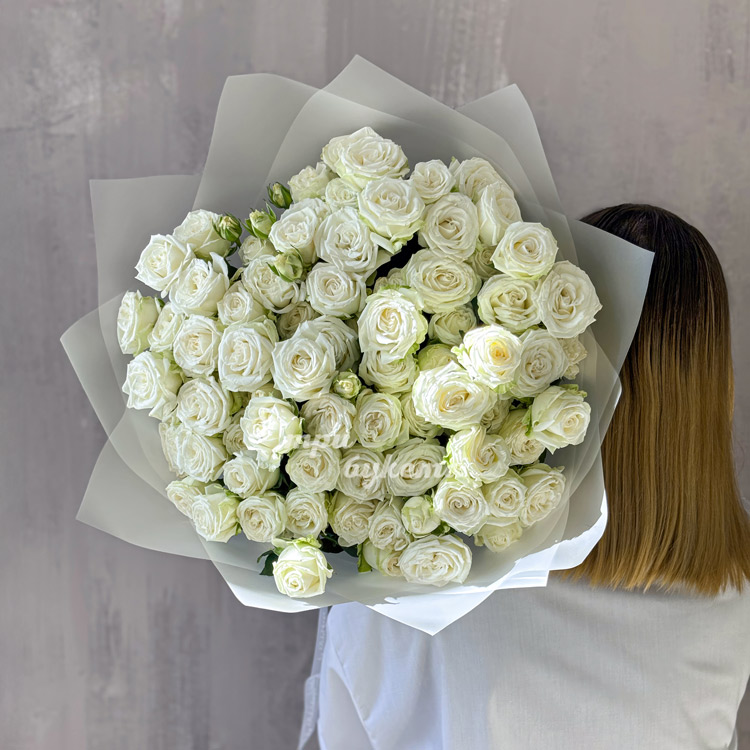 Белый букет кустовых пионовидных роз (на плече)