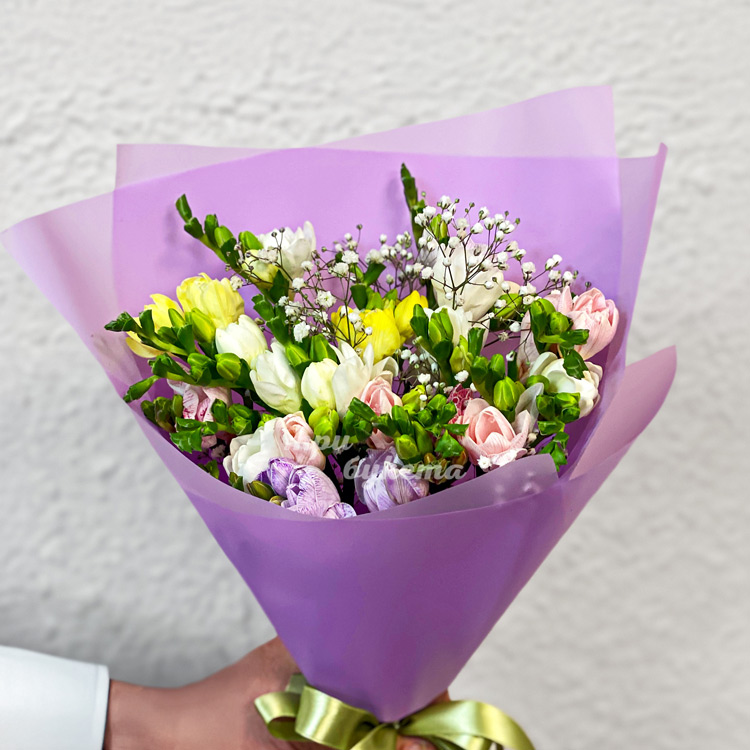 Букет окращенных фрезий с гипсофилой (крупный план)