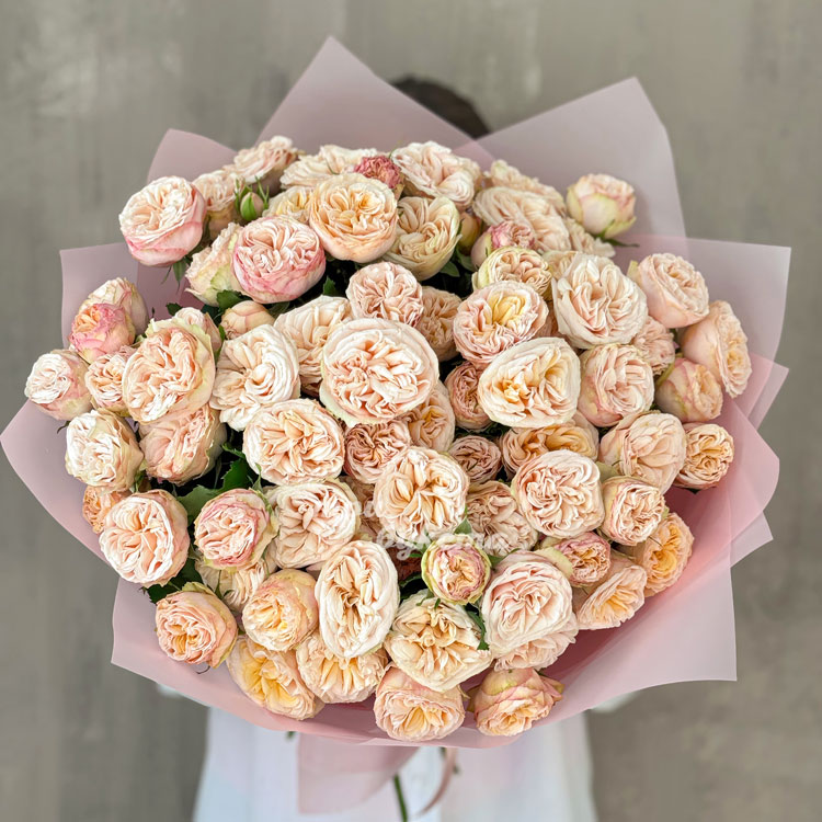 Кремовый букет из 19 кустовых пионовидных роз (вид сверху)