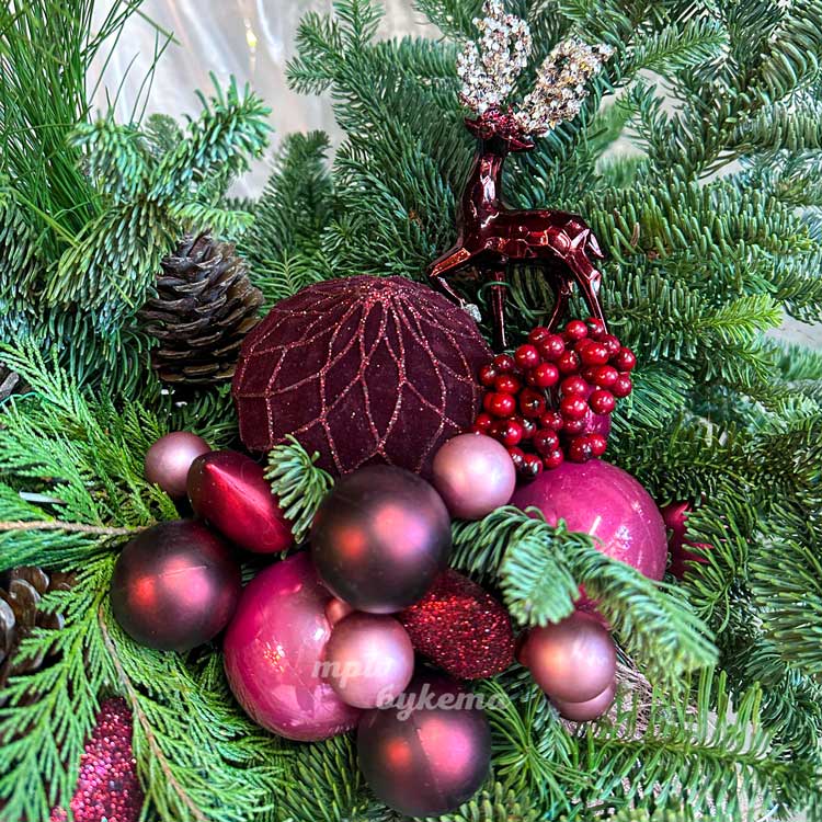 Хвойная композиция с бордовыми игрушками (крупный план)